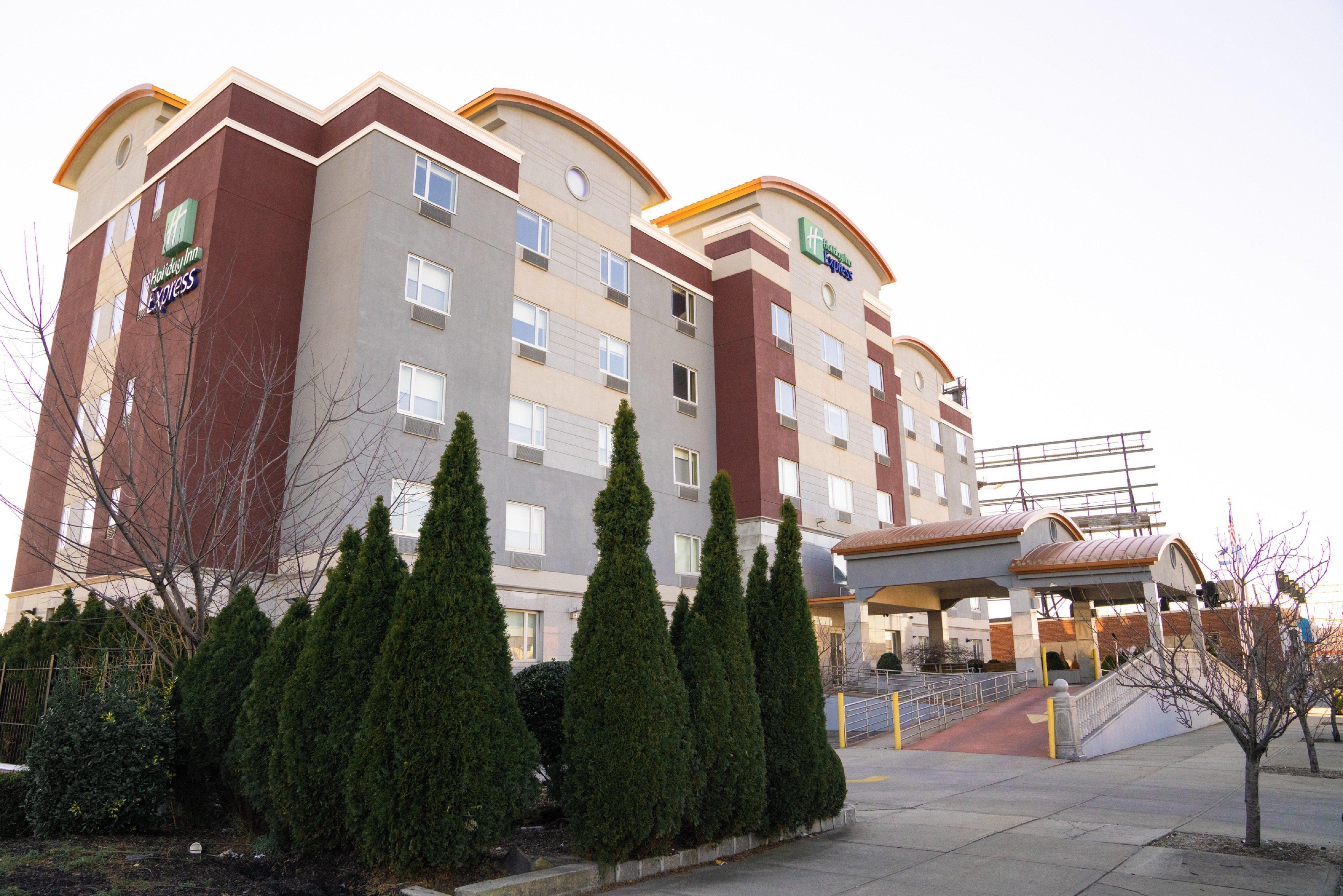 HOLIDAY INN EXPRESS MASPETH, AN IHG HOTEL NEW YORK, NY 2* (United States) -  from C$ 171 | iBOOKED